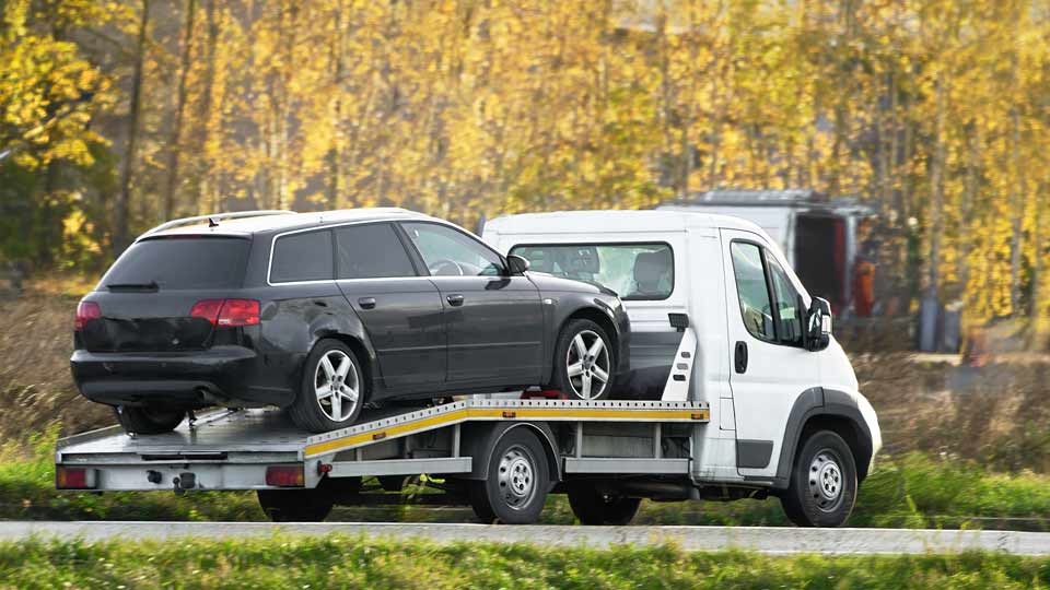Ein Auto wird auf einem Abschleppwagen verladen und kostenlos bei Autoankauf Ludwigsburg abgeholt 